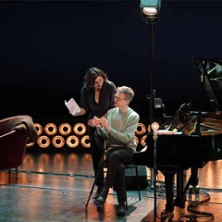 Debout dans la Nuit